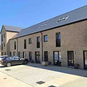 Modern 3 Bed With Free Parking And Garden Close To Center And Airport Edinburgh